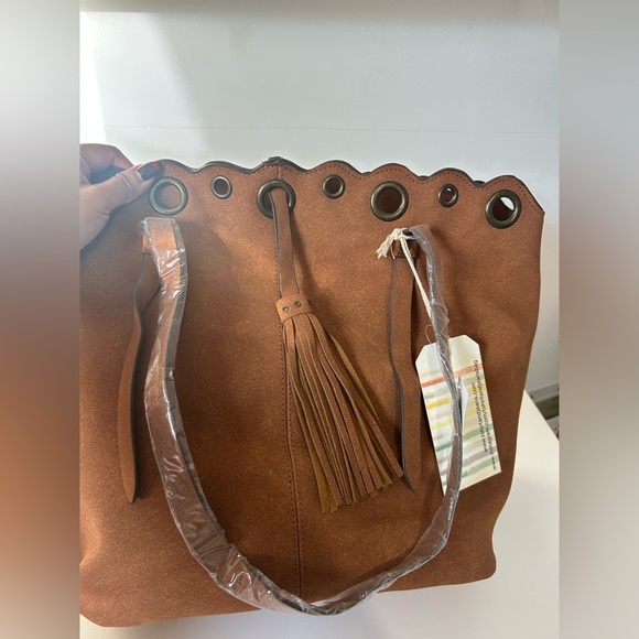 T-Shirt & Jeans faux-suede tote hobo brown bag scalloped edge tassel boho NWT - Picture 7 of 11